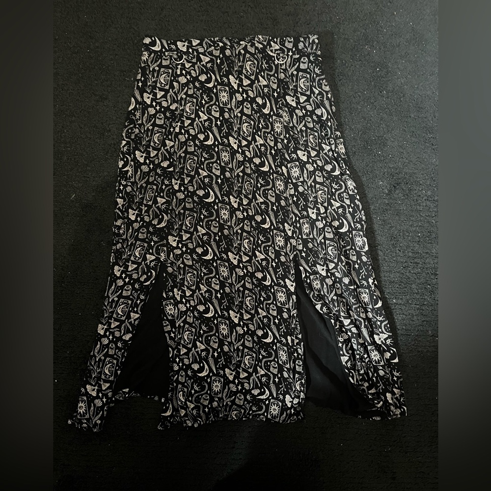Gothic lightweight patterned midi skirt with slit details